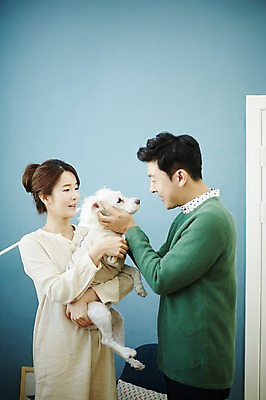 포토 JPG 한마리 여자 남자 신혼부부 안기 실내 웃음 들기 상반신 20대 성인 두명 옆모습 30대 다정 한국인 강아지 반려 신혼생활 성인만 딩펫족 펫팸족 국내포토 1 라이프스타일 부부 뷰포인트 컨셉 모션 표정 사람 동양인 청년 내부 장년 반려동물 개 신혼 신조어 파일형식