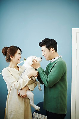 포토 JPG 한마리 여자 남자 신혼부부 안기 실내 웃음 들기 상반신 20대 성인 두명 옆모습 30대 다정 한국인 강아지 반려 신혼생활 성인만 딩펫족 펫팸족 국내포토 1 라이프스타일 부부 뷰포인트 컨셉 모션 표정 사람 동양인 청년 내부 장년 반려동물 개 신혼 신조어 파일형식