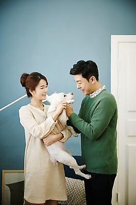 포토 JPG 한마리 여자 남자 신혼부부 안기 실내 웃음 들기 상반신 20대 성인 두명 옆모습 30대 다정 한국인 강아지 반려 신혼생활 성인만 딩펫족 펫팸족 국내포토 1 라이프스타일 부부 뷰포인트 컨셉 모션 표정 사람 동양인 청년 내부 장년 반려동물 개 신혼 신조어 파일형식