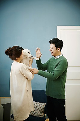포토 JPG 한마리 여자 남자 신혼부부 안기 실내 웃음 들기 손짓 상반신 20대 성인 두명 옆모습 30대 다정 한국인 강아지 반려 신혼생활 성인만 딩펫족 펫팸족 국내포토 1 라이프스타일 부부 뷰포인트 컨셉 모션 표정 사람 동양인 청년 내부 장년 반려동물 개 신혼 신조어 파일형식