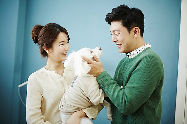 포토 JPG 한마리 여자 남자 신혼부부 안기 실내 웃음 들기 상반신 20대 성인 두명 앞모습 옆모습 30대 다정 한국인 강아지 반려 신혼생활 성인만 딩펫족 펫팸족 국내포토 1 라이프스타일 부부 뷰포인트 컨셉 모션 표정 사람 동양인 청년 내부 장년 반려동물 개 신혼 신조어 파일형식