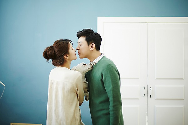 포토 JPG 한마리 여자 남자 신혼부부 안기 키스 실내 웃음 들기 상반신 20대 성인 두명 옆모습 30대 다정 한국인 강아지 반려 신혼생활 성인만 딩펫족 펫팸족 국내포토 1 라이프스타일 부부 뷰포인트 컨셉 모션 표정 사람 동양인 청년 내부 장년 반려동물 개 애정표현 신혼 신조어 파일형식