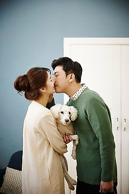 포토 JPG 한마리 여자 남자 신혼부부 안기 키스 실내 웃음 들기 상반신 20대 성인 두명 옆모습 30대 다정 한국인 강아지 반려 신혼생활 성인만 딩펫족 펫팸족 국내포토 1 라이프스타일 부부 뷰포인트 컨셉 모션 표정 사람 동양인 청년 내부 장년 반려동물 개 애정표현 신혼 신조어 파일형식