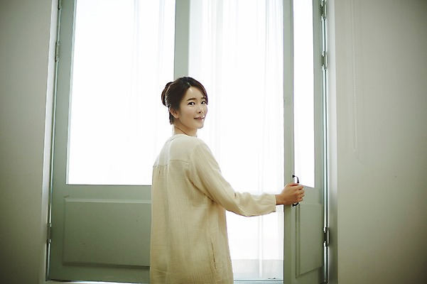 포토 JPG 여자 실내 한명 서기 웃음 상반신 20대 성인 뒷모습 한국인 오픈 뒤돌아보기 성인여자한명만 국내포토 1 뷰포인트 모션 표정 사람 동양인 청년 내부 여자한명만 성인여자만 파일형식