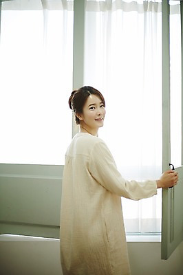 포토 JPG 여자 실내 한명 서기 웃음 상반신 20대 성인 뒷모습 한국인 오픈 뒤돌아보기 성인여자한명만 국내포토 1 뷰포인트 모션 표정 사람 동양인 청년 내부 여자한명만 성인여자만 파일형식