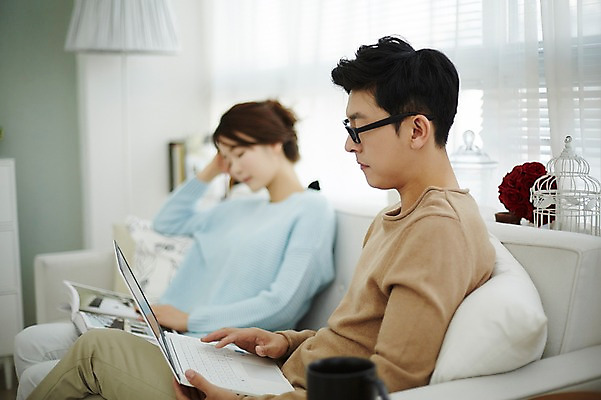 포토 JPG 여자 남자 신혼부부 실내 앉기 상반신 20대 성인 두명 옆모습 아웃포커스 30대 노트북 소파 기댐 다정 한국인 잠 업무 신혼생활 성인만 국내포토 부부 뷰포인트 컨셉 의자 모션 촬영기법 사람 동양인 청년 내부 장년 전자제품 작업 신혼 파일형식