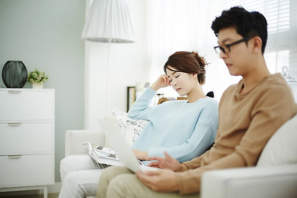 포토 JPG 여자 남자 신혼부부 실내 앉기 상반신 20대 성인 두명 옆모습 아웃포커스 30대 노트북 소파 다정 한국인 잠 업무 신혼생활 성인만 국내포토 부부 뷰포인트 컨셉 의자 모션 촬영기법 사람 동양인 청년 내부 장년 전자제품 작업 신혼 파일형식