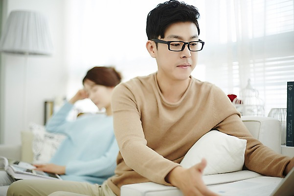 포토 JPG 여자 남자 신혼부부 실내 앉기 상반신 20대 성인 두명 앞모습 옆모습 아웃포커스 30대 소파 다정 한국인 업무 신혼생활 성인만 국내포토 부부 뷰포인트 컨셉 의자 모션 촬영기법 사람 동양인 청년 내부 장년 작업 신혼 파일형식