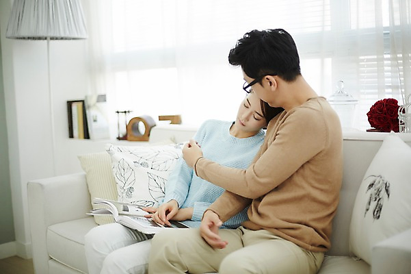 포토 JPG 여자 남자 신혼부부 실내 앉기 상반신 20대 성인 두명 앞모습 옆모습 30대 소파 기댐 다정 한국인 잠 어깨 신혼생활 성인만 국내포토 부부 뷰포인트 컨셉 의자 모션 사람 동양인 청년 내부 신체부위 장년 신혼 파일형식