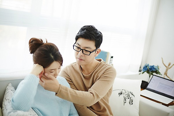 포토 JPG 여자 남자 신혼부부 실내 앉기 상반신 20대 성인 두명 옆모습 30대 노트북 소파 기댐 다정 한국인 잠 어깨 신혼생활 성인만 국내포토 부부 뷰포인트 컨셉 의자 모션 사람 동양인 청년 내부 신체부위 장년 전자제품 신혼 파일형식