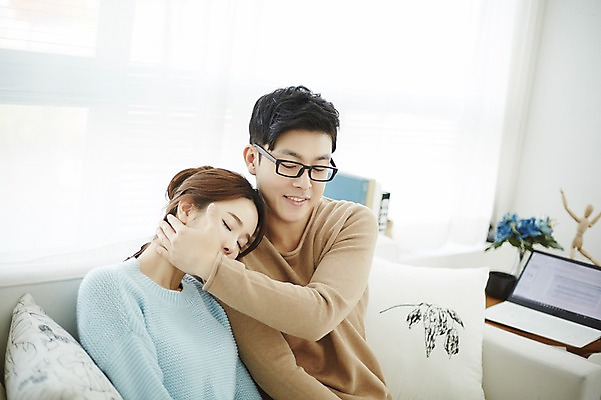 포토 JPG 여자 남자 신혼부부 실내 웃음 앉기 상반신 20대 성인 두명 앞모습 옆모습 30대 소파 기댐 다정 한국인 잠 어깨 신혼생활 성인만 국내포토 부부 뷰포인트 컨셉 의자 모션 표정 사람 동양인 청년 내부 신체부위 장년 신혼 파일형식