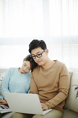 포토 JPG 여자 남자 신혼부부 실내 앉기 상반신 20대 성인 두명 앞모습 30대 노트북 소파 기댐 다정 한국인 잠 업무 신혼생활 성인만 국내포토 부부 뷰포인트 컨셉 의자 모션 사람 동양인 청년 내부 장년 전자제품 작업 신혼 파일형식
