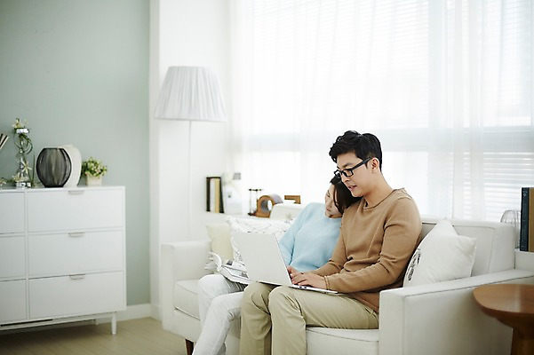 포토 JPG 여자 남자 신혼부부 실내 앉기 상반신 20대 성인 두명 옆모습 30대 노트북 소파 기댐 다정 한국인 잠 업무 신혼생활 성인만 국내포토 부부 뷰포인트 컨셉 의자 모션 사람 동양인 청년 내부 장년 전자제품 작업 신혼 파일형식