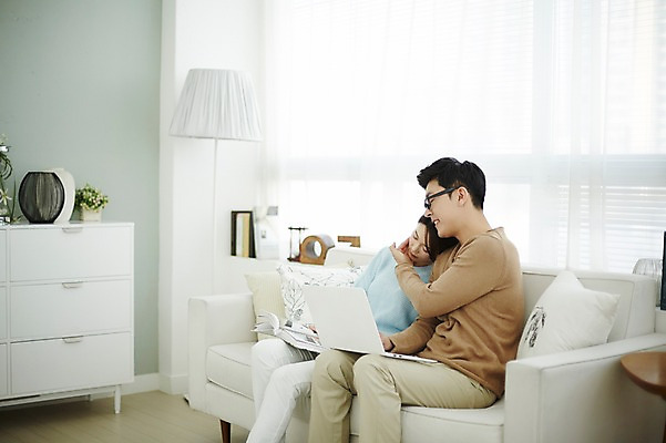 포토 JPG 여자 남자 신혼부부 실내 웃음 앉기 상반신 20대 성인 두명 옆모습 30대 노트북 소파 기댐 다정 한국인 잠 업무 어깨 신혼생활 성인만 국내포토 부부 뷰포인트 컨셉 의자 모션 표정 사람 동양인 청년 내부 신체부위 장년 전자제품 작업 신혼 파일형식