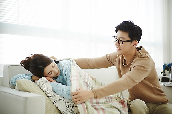 포토 JPG 여자 남자 신혼부부 실내 웃음 앉기 상반신 20대 성인 두명 옆모습 30대 소파 다정 이불 한국인 잠 덮기 신혼생활 성인만 국내포토 부부 뷰포인트 컨셉 의자 침구 모션 표정 사람 동양인 청년 내부 장년 신혼 파일형식