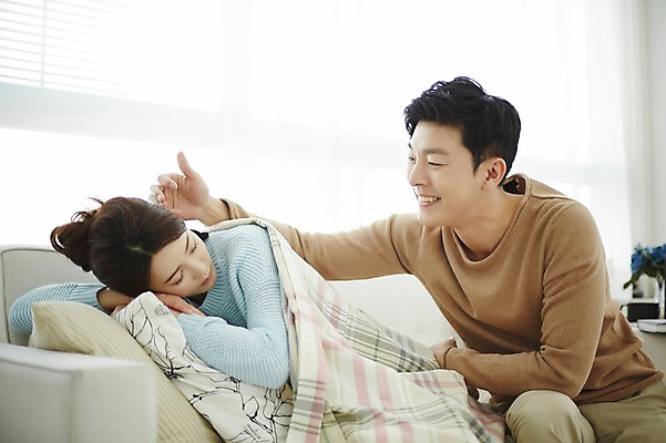 포토 JPG 여자 남자 신혼부부 실내 웃음 앉기 상반신 20대 성인 두명 앞모습 옆모습 30대 소파 다정 이불 한국인 잠 덮기 신혼생활 성인만 국내포토 부부 뷰포인트 컨셉 의자 침구 모션 표정 사람 동양인 청년 내부 장년 신혼 파일형식