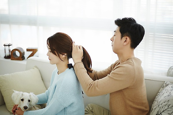 포토 JPG 한마리 여자 남자 신혼부부 실내 앉기 상반신 20대 성인 두명 옆모습 30대 소파 머리 다정 한국인 강아지 묶기 반려 신혼생활 성인만 딩펫족 펫팸족 국내포토 1 라이프스타일 부부 뷰포인트 컨셉 의자 모션 사람 동양인 청년 내부 신체부위 장년 반려동물 개 신혼 신조어 파일형식