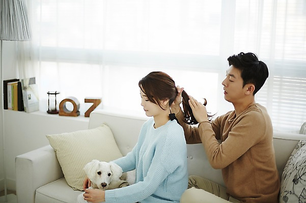 포토 JPG 한마리 여자 남자 신혼부부 실내 앉기 상반신 20대 성인 두명 옆모습 30대 소파 머리 다정 한국인 강아지 묶기 반려 신혼생활 성인만 딩펫족 펫팸족 국내포토 1 라이프스타일 부부 뷰포인트 컨셉 의자 모션 사람 동양인 청년 내부 신체부위 장년 반려동물 개 신혼 신조어 파일형식