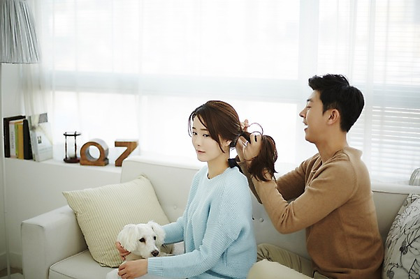 포토 JPG 한마리 여자 남자 신혼부부 실내 앉기 상반신 20대 성인 두명 옆모습 30대 소파 머리 다정 한국인 강아지 묶기 반려 신혼생활 성인만 딩펫족 펫팸족 국내포토 1 라이프스타일 부부 뷰포인트 컨셉 의자 모션 사람 동양인 청년 내부 신체부위 장년 반려동물 개 신혼 신조어 파일형식