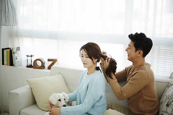 포토 JPG 한마리 여자 남자 신혼부부 실내 웃음 앉기 상반신 20대 성인 두명 옆모습 30대 소파 머리 다정 한국인 강아지 묶기 반려 신혼생활 성인만 딩펫족 펫팸족 국내포토 1 라이프스타일 부부 뷰포인트 컨셉 의자 모션 표정 사람 동양인 청년 내부 신체부위 장년 반려동물 개 신혼 신조어 파일형식