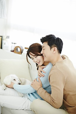 포토 JPG 한마리 여자 남자 신혼부부 실내 웃음 앉기 상반신 20대 성인 두명 옆모습 30대 소파 다정 한국인 강아지 백허그 반려 신혼생활 성인만 딩펫족 펫팸족 국내포토 1 라이프스타일 부부 뷰포인트 컨셉 의자 모션 포옹 표정 사람 동양인 청년 내부 장년 반려동물 개 신혼 신조어 파일형식