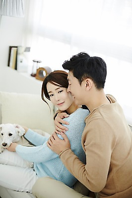 포토 JPG 한마리 여자 남자 신혼부부 실내 웃음 앉기 상반신 20대 성인 두명 옆모습 30대 소파 다정 한국인 강아지 백허그 반려 신혼생활 성인만 딩펫족 펫팸족 국내포토 1 라이프스타일 부부 뷰포인트 컨셉 의자 모션 포옹 표정 사람 동양인 청년 내부 장년 반려동물 개 신혼 신조어 파일형식