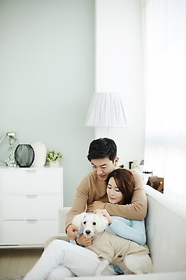 포토 JPG 한마리 여자 남자 신혼부부 실내 웃음 앉기 상반신 20대 성인 두명 앞모습 30대 소파 다정 한국인 강아지 백허그 반려 신혼생활 성인만 딩펫족 펫팸족 국내포토 1 라이프스타일 부부 뷰포인트 컨셉 의자 모션 포옹 표정 사람 동양인 청년 내부 장년 반려동물 개 신혼 신조어 파일형식