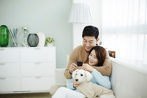 포토 JPG 한마리 여자 남자 신혼부부 실내 앉기 상반신 20대 성인 두명 앞모습 30대 소파 다정 한국인 강아지 폴라로이드사진 백허그 반려 신혼생활 성인만 딩펫족 펫팸족 국내포토 1 라이프스타일 부부 뷰포인트 컨셉 의자 모션 포옹 사람 동양인 청년 내부 장년 반려동물 개 신혼 폴라로이드 신조어 파일형식