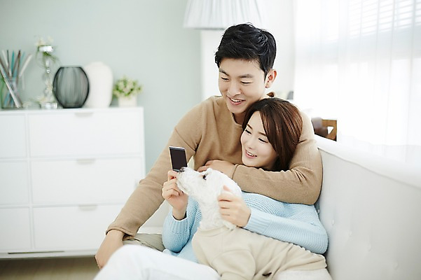 포토 JPG 한마리 여자 남자 신혼부부 실내 웃음 들기 앉기 상반신 20대 성인 두명 앞모습 30대 소파 다정 한국인 강아지 폴라로이드사진 백허그 반려 신혼생활 성인만 딩펫족 펫팸족 국내포토 1 라이프스타일 부부 뷰포인트 컨셉 의자 모션 포옹 표정 사람 동양인 청년 내부 장년 반려동물 개 신혼 폴라로이드 신조어 파일형식