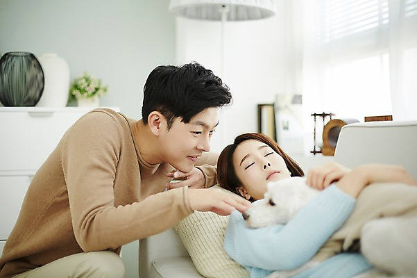 포토 JPG 한마리 여자 남자 신혼부부 안기 실내 앉기 상반신 20대 성인 두명 옆모습 30대 소파 눕기 다정 한국인 잠 강아지 반려 신혼생활 성인만 딩펫족 펫팸족 국내포토 1 라이프스타일 부부 뷰포인트 컨셉 의자 모션 사람 동양인 청년 내부 장년 반려동물 개 신혼 신조어 파일형식
