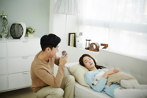포토 JPG 한마리 여자 남자 신혼부부 안기 실내 웃음 앉기 상반신 20대 성인 두명 옆모습 30대 소파 눕기 사진촬영 다정 한국인 잠 강아지 반려 신혼생활 성인만 딩펫족 펫팸족 국내포토 1 라이프스타일 부부 뷰포인트 컨셉 의자 모션 표정 사람 동양인 청년 내부 장년 반려동물 촬영 개 신혼 신조어 파일형식