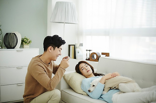 포토 JPG 한마리 여자 남자 신혼부부 안기 실내 웃음 앉기 상반신 20대 성인 두명 앞모습 옆모습 30대 소파 눕기 사진촬영 다정 한국인 잠 강아지 반려 신혼생활 성인만 딩펫족 펫팸족 국내포토 1 라이프스타일 부부 뷰포인트 컨셉 의자 모션 표정 사람 동양인 청년 내부 장년 반려동물 촬영 개 신혼 신조어 파일형식