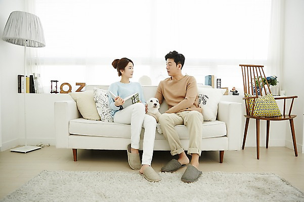 포토 JPG 전신 한마리 여자 남자 의자 신혼부부 실내 웃음 앉기 20대 성인 두명 앞모습 30대 소파 마주보기 다정 한국인 강아지 반려 신혼생활 성인만 딩펫족 펫팸족 국내포토 1 라이프스타일 부부 뷰포인트 가구 컨셉 모션 표정 사람 동양인 청년 내부 장년 반려동물 개 신혼 신조어 파일형식