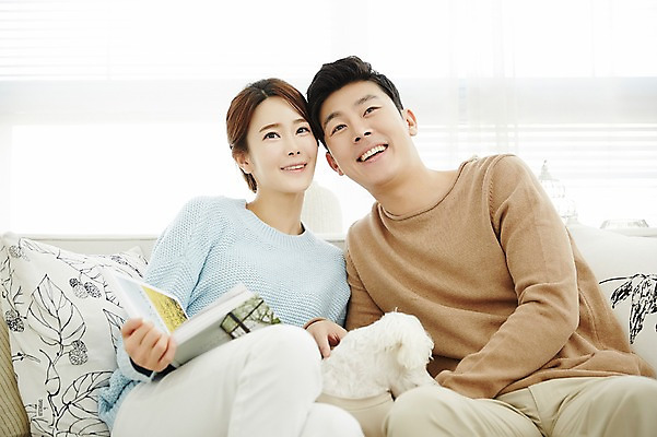 포토 JPG 한마리 여자 남자 신혼부부 실내 웃음 들기 앉기 상반신 20대 성인 두명 앞모습 책 30대 소파 다정 한국인 강아지 반려 신혼생활 성인만 딩펫족 펫팸족 국내포토 1 라이프스타일 부부 뷰포인트 컨셉 의자 모션 표정 사람 동양인 청년 내부 장년 반려동물 개 신혼 신조어 파일형식