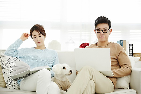 포토 JPG 한마리 여자 남자 신혼부부 실내 웃음 앉기 상반신 20대 성인 두명 앞모습 책 30대 노트북 소파 독서 다정 한국인 업무 강아지 반려 신혼생활 성인만 딩펫족 펫팸족 국내포토 1 라이프스타일 부부 뷰포인트 컨셉 의자 모션 표정 사람 동양인 청년 내부 장년 전자제품 반려동물 작업 개 신혼 신조어 파일형식