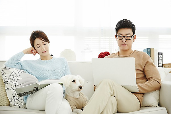 포토 JPG 한마리 여자 남자 신혼부부 실내 웃음 들기 앉기 상반신 20대 성인 두명 앞모습 책 30대 노트북 소파 독서 다정 한국인 업무 강아지 반려 신혼생활 성인만 딩펫족 펫팸족 국내포토 1 라이프스타일 부부 뷰포인트 컨셉 의자 모션 표정 사람 동양인 청년 내부 장년 전자제품 반려동물 작업 개 신혼 신조어 파일형식