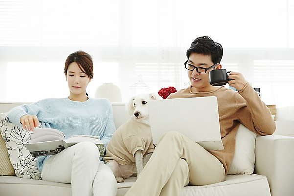 포토 JPG 한마리 여자 남자 신혼부부 실내 웃음 들기 앉기 상반신 20대 성인 두명 앞모습 책 컵 30대 노트북 소파 독서 다정 한국인 업무 강아지 반려 신혼생활 성인만 딩펫족 펫팸족 국내포토 1 라이프스타일 식기 부부 뷰포인트 컨셉 의자 모션 표정 사람 동양인 청년 내부 장년 전자제품 반려동물 작업 개 신혼 신조어 파일형식
