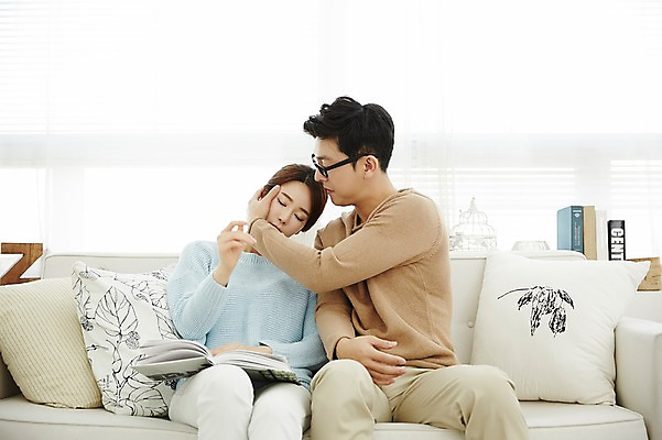 포토 JPG 여자 남자 신혼부부 실내 웃음 앉기 상반신 20대 성인 두명 앞모습 30대 소파 기댐 다정 한국인 잠 어깨 신혼생활 성인만 국내포토 부부 뷰포인트 컨셉 의자 모션 표정 사람 동양인 청년 내부 신체부위 장년 신혼 파일형식