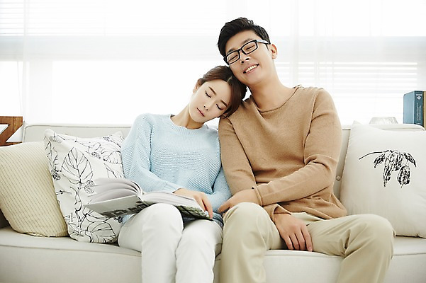 포토 JPG 여자 남자 신혼부부 실내 웃음 앉기 상반신 20대 성인 두명 앞모습 30대 소파 기댐 다정 한국인 잠 어깨 신혼생활 성인만 국내포토 부부 뷰포인트 컨셉 의자 모션 표정 사람 동양인 청년 내부 신체부위 장년 신혼 파일형식