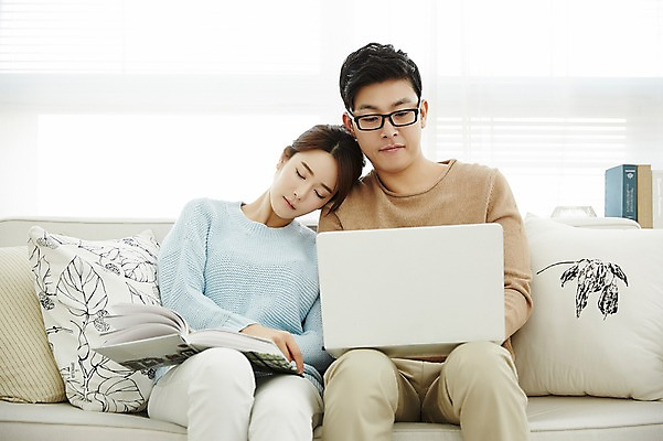 포토 JPG 여자 남자 신혼부부 실내 웃음 앉기 상반신 20대 성인 두명 앞모습 30대 노트북 소파 기댐 다정 한국인 잠 업무 신혼생활 성인만 국내포토 부부 뷰포인트 컨셉 의자 모션 표정 사람 동양인 청년 내부 장년 전자제품 작업 신혼 파일형식