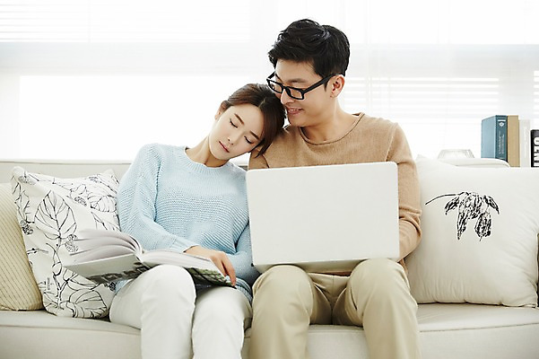 포토 JPG 여자 남자 신혼부부 실내 웃음 앉기 상반신 20대 성인 두명 앞모습 30대 노트북 소파 기댐 다정 한국인 잠 업무 어깨 신혼생활 성인만 국내포토 부부 뷰포인트 컨셉 의자 모션 표정 사람 동양인 청년 내부 신체부위 장년 전자제품 작업 신혼 파일형식