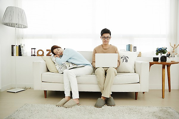 포토 JPG 전신 여자 남자 신혼부부 조명 실내 웃음 앉기 20대 성인 두명 앞모습 30대 노트북 소파 다정 한국인 잠 업무 신혼생활 성인만 국내포토 부부 뷰포인트 컨셉 의자 모션 표정 사람 동양인 청년 내부 장년 전자제품 작업 신혼 파일형식