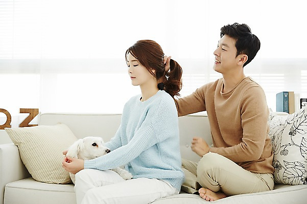 포토 JPG 전신 한마리 여자 남자 신혼부부 실내 웃음 앉기 상반신 20대 성인 두명 옆모습 30대 소파 머리 다정 한국인 강아지 묶기 반려 신혼생활 성인만 딩펫족 펫팸족 국내포토 1 라이프스타일 부부 뷰포인트 컨셉 의자 모션 표정 사람 동양인 청년 내부 신체부위 장년 반려동물 개 신혼 신조어 파일형식