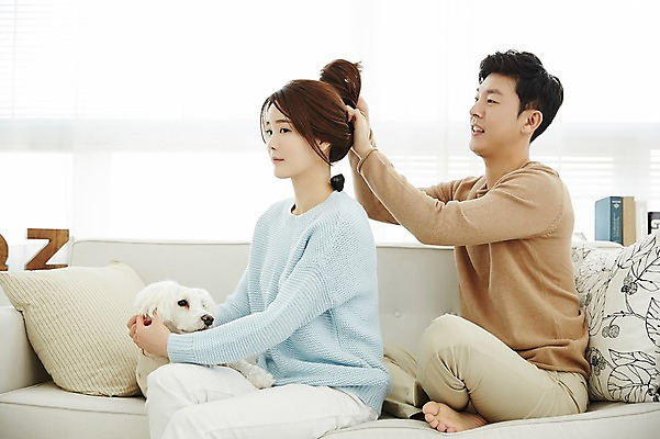 포토 JPG 전신 한마리 여자 남자 신혼부부 실내 웃음 앉기 상반신 20대 성인 두명 옆모습 30대 소파 머리 다정 한국인 강아지 묶기 반려 신혼생활 성인만 딩펫족 펫팸족 국내포토 1 라이프스타일 부부 뷰포인트 컨셉 의자 모션 표정 사람 동양인 청년 내부 신체부위 장년 반려동물 개 신혼 신조어 파일형식