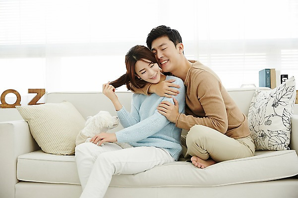 포토 JPG 전신 한마리 여자 남자 신혼부부 실내 웃음 앉기 상반신 20대 성인 두명 앞모습 옆모습 30대 소파 다정 한국인 강아지 백허그 반려 신혼생활 성인만 딩펫족 펫팸족 국내포토 1 라이프스타일 부부 뷰포인트 컨셉 의자 모션 포옹 표정 사람 동양인 청년 내부 장년 반려동물 개 신혼 신조어 파일형식