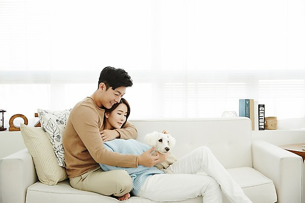 포토 JPG 한마리 여자 남자 신혼부부 실내 웃음 앉기 상반신 20대 성인 두명 옆모습 30대 소파 기댐 다정 한국인 강아지 백허그 반려 신혼생활 성인만 딩펫족 펫팸족 국내포토 1 라이프스타일 부부 뷰포인트 컨셉 의자 모션 포옹 표정 사람 동양인 청년 내부 장년 반려동물 개 신혼 신조어 파일형식