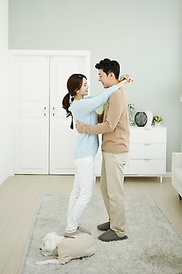 포토 JPG 전신 한마리 여자 남자 신혼부부 안기 실내 서기 웃음 20대 성인 두명 옆모습 30대 마주보기 다정 한국인 강아지 반려 신혼생활 성인만 딩펫족 펫팸족 국내포토 1 라이프스타일 부부 뷰포인트 컨셉 모션 표정 사람 동양인 청년 내부 장년 반려동물 개 신혼 신조어 파일형식