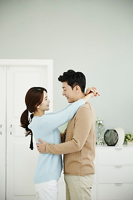 포토 JPG 여자 남자 신혼부부 안기 실내 서기 웃음 상반신 20대 성인 두명 옆모습 30대 마주보기 다정 한국인 신혼생활 성인만 국내포토 부부 뷰포인트 컨셉 모션 표정 사람 동양인 청년 내부 장년 신혼 파일형식