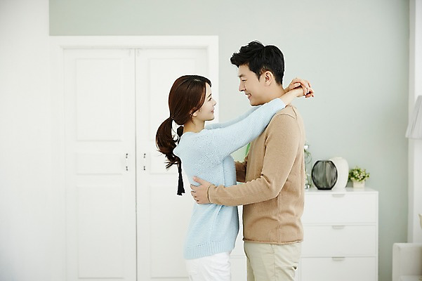 포토 JPG 여자 남자 신혼부부 안기 실내 서기 웃음 상반신 20대 성인 두명 옆모습 30대 마주보기 다정 한국인 신혼생활 성인만 국내포토 부부 뷰포인트 컨셉 모션 표정 사람 동양인 청년 내부 장년 신혼 파일형식