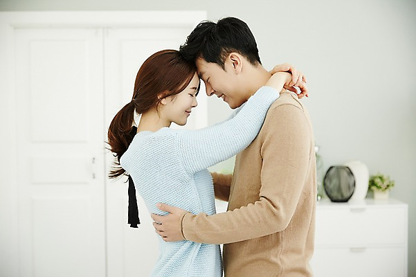 포토 JPG 여자 남자 신혼부부 안기 실내 서기 웃음 상반신 20대 성인 두명 옆모습 30대 마주보기 눈감음 다정 한국인 신혼생활 성인만 얼굴맞대기 국내포토 부부 뷰포인트 컨셉 모션 표정 사람 동양인 청년 내부 장년 신혼 파일형식